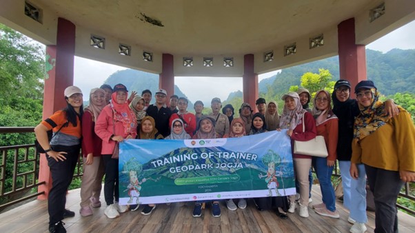 Guru SMA Muhammadiyah 3 Yogyakarta Ikuti Bimtek dan Studi Lapangan Edukator Geopark Jogja