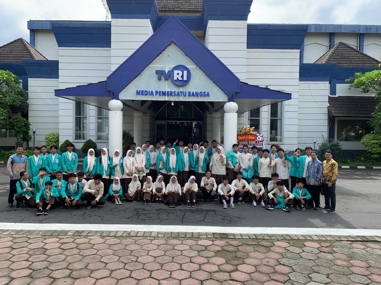 Perdalam Materi Penyiaran, SMA Muga Mengadakan Kunjungan ke TVRI Jogja